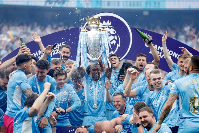 格雷米奥扳平后，主帅梅内塞斯与球迷发生口角并向其竖中指（格雷米奥追平后，主帅梅内塞斯与球迷争执并比中指）