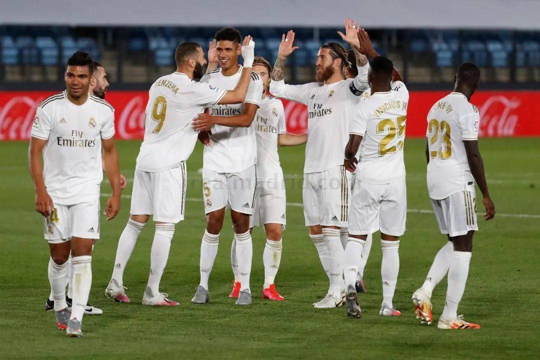 FC东京推出与韩国知名女团BLACKPINK联名产品（FC东京携手韩国人气女团BLACKPINK发布联名系列）