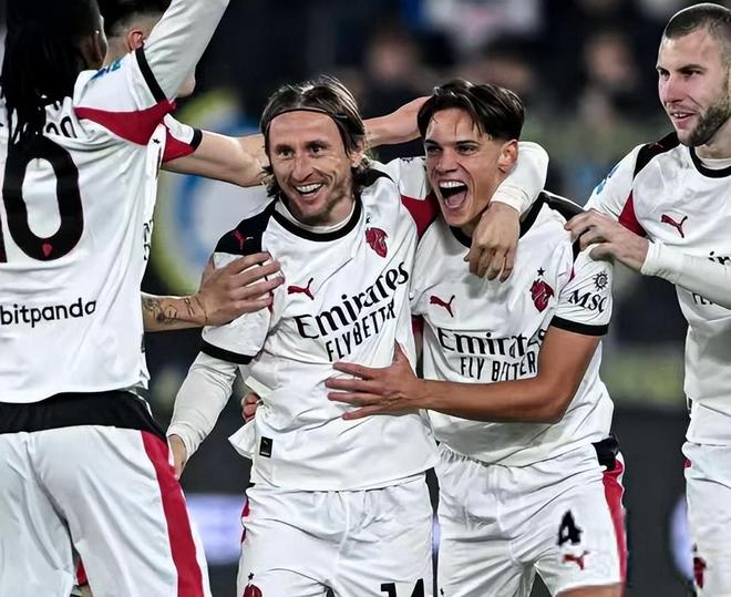 姆巴佩圣马梅斯上演双响 阿隆索率皇马重拾信心（姆巴佩圣马梅斯梅开二度，阿隆索带领皇马重振士气）