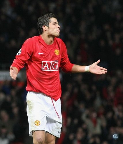 大哥你在干嘛？米兰德比补时阶段，巴斯托尼掏裆奇克（米兰德比补时阶段现争议：巴斯托尼对奇克疑似不当动作）