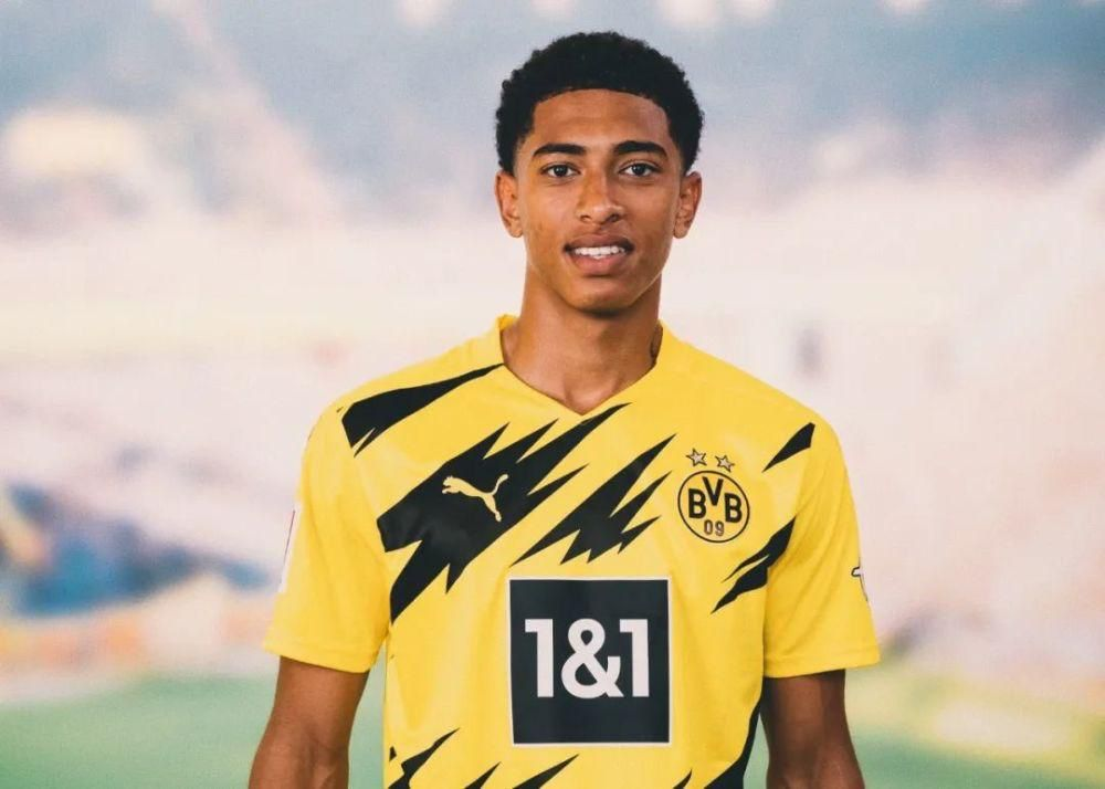 这雪有点大，欧冠赛前一名挪威记者在博德闪耀的球场边线处滑雪（欧冠赛前风雪骤起，挪威记者在博德闪耀场边滑雪）