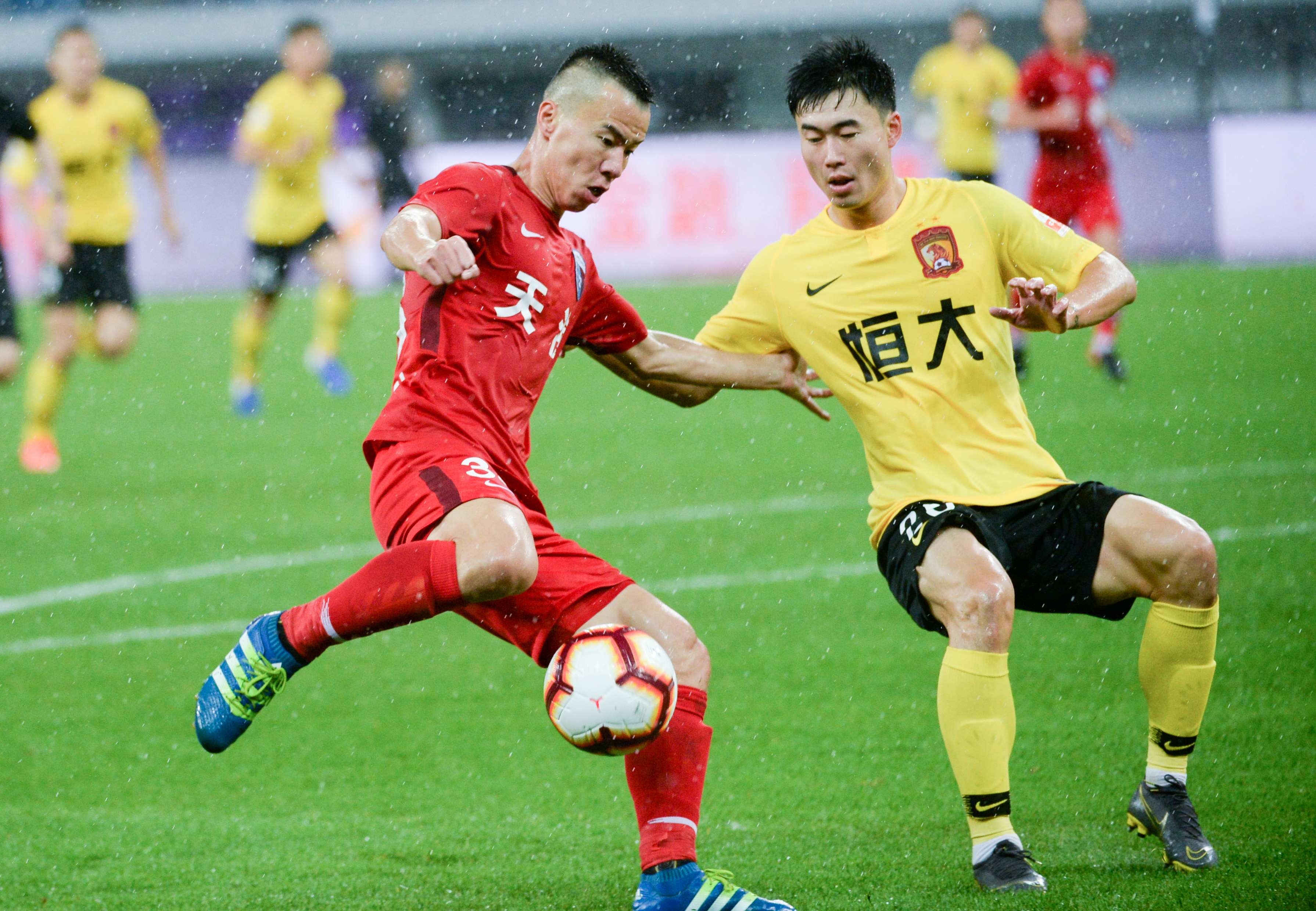 巴塞罗那瞄准劳塔罗·马丁内斯：转会市场的新动向（巴塞罗那锁定劳塔罗·马丁内斯，转会市场掀新波澜）