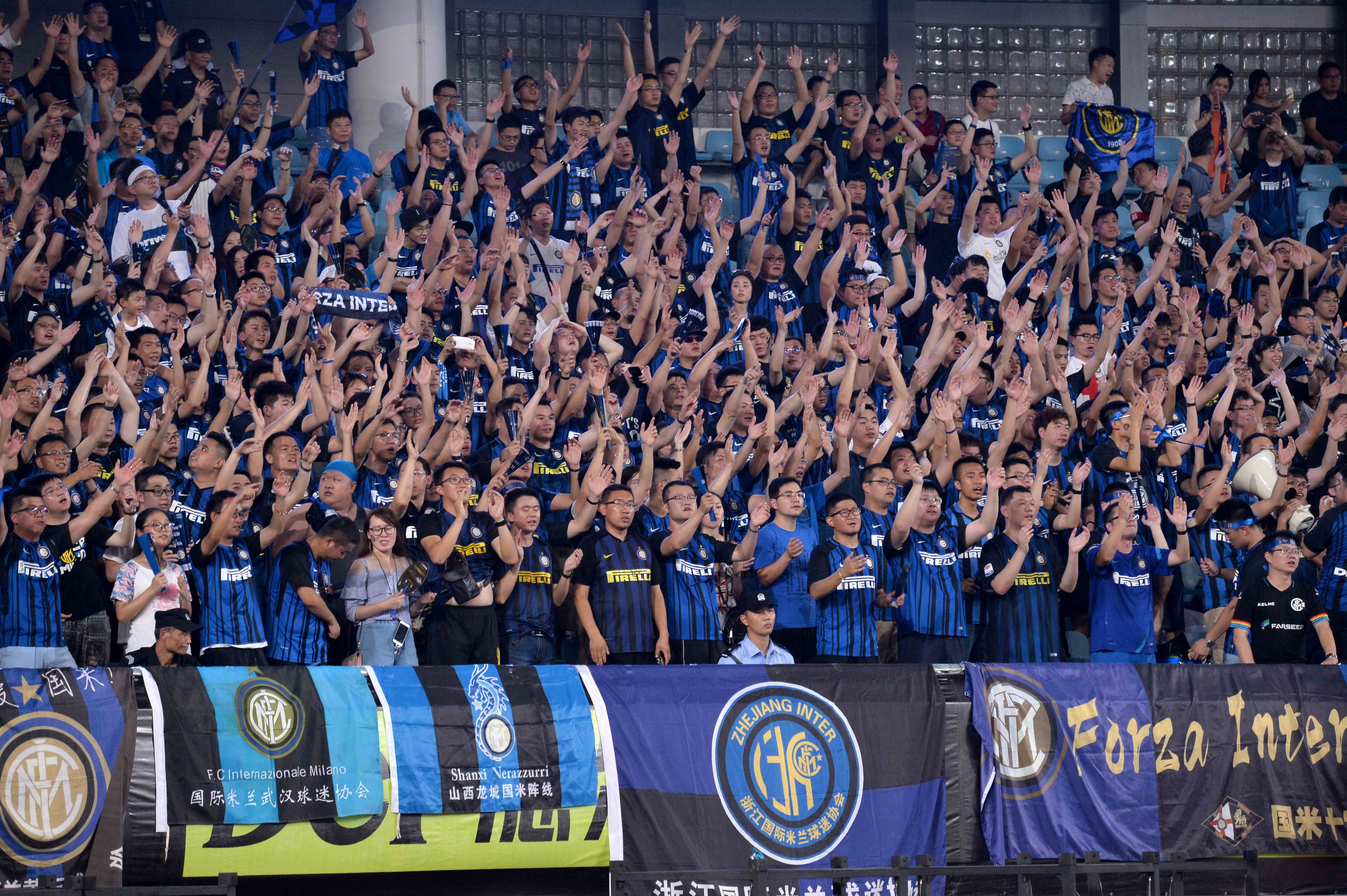 内维尔投资的索尔福德城发布新队徽，下个赛季开始使用（索尔福德城（内维尔投资）发布新队徽，将于下赛季启用）