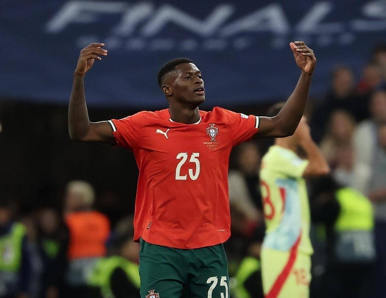 广东又杀出一个威姆斯！飙中6三分+全场29分，朱芳雨乐了赛后猛夸（广东再现威姆斯式爆发！外线6记三分轰下29分，朱芳雨赛后盛赞）