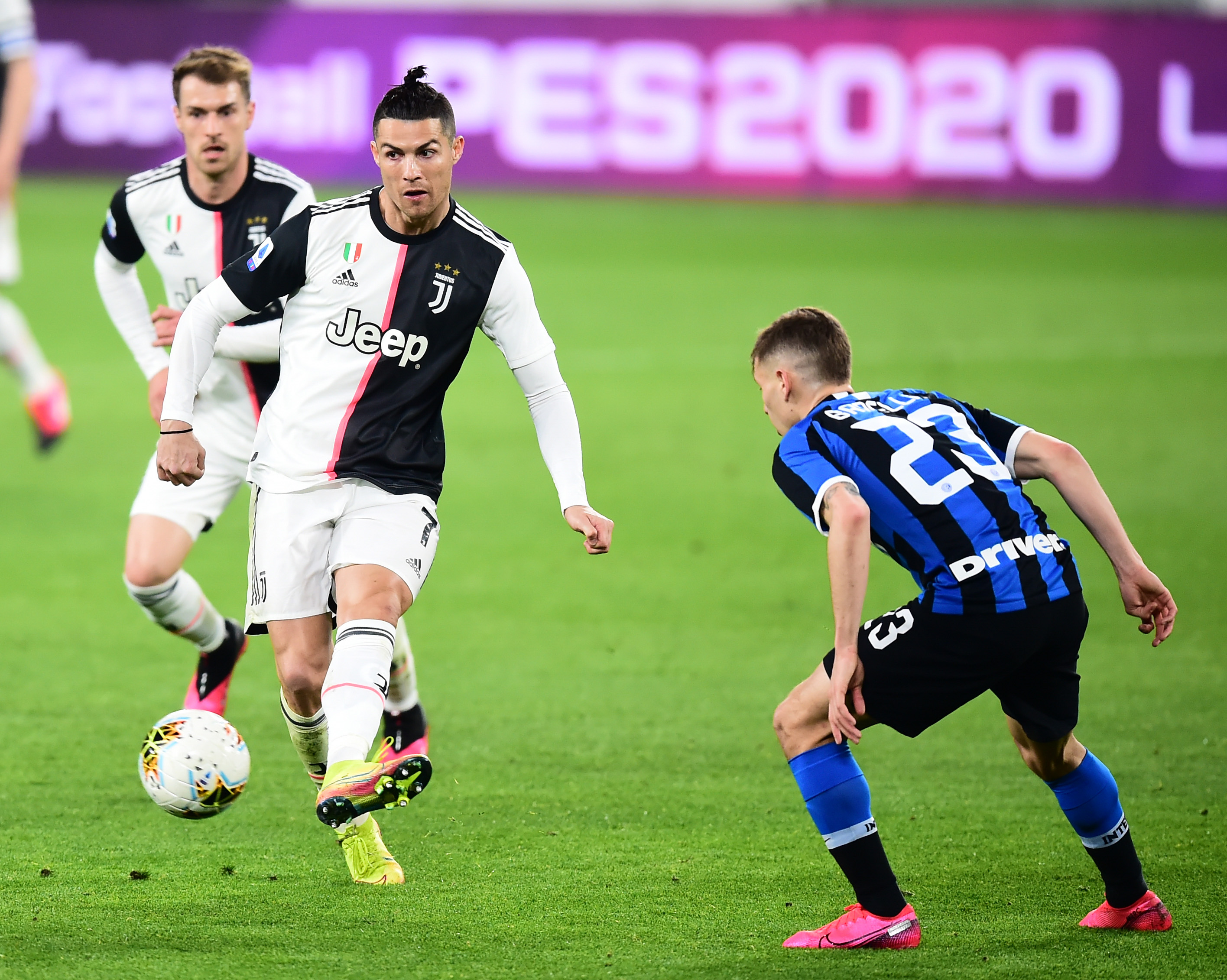 WTT总决赛：首个单打8强诞生！男乒名将一轮游，林昀儒4-2开门红（WTT总决赛首日：单打首位八强诞生，男乒名将首轮出局，林昀儒4-2旗开得胜）