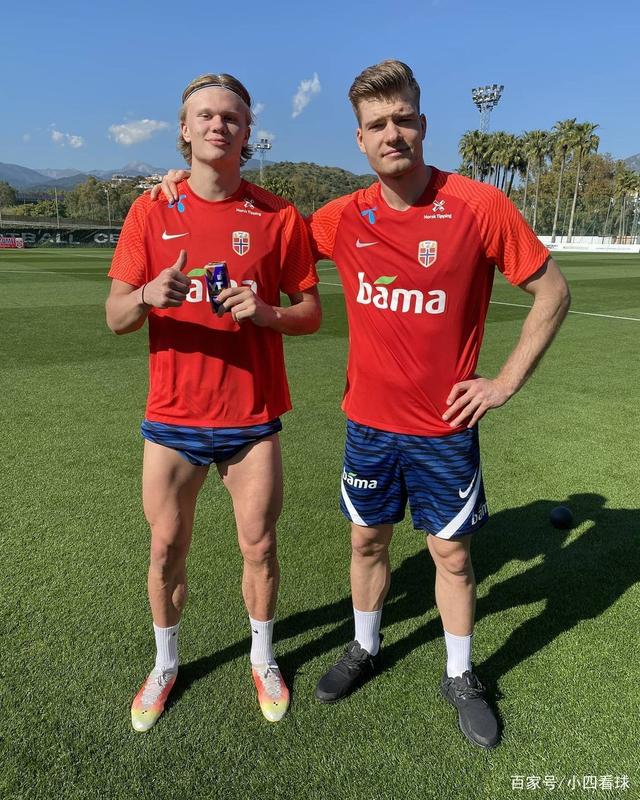 门将助攻前锋！离谱名场面（门将送出助攻，前锋破门上演离谱一幕）