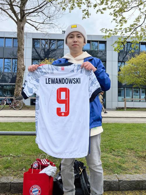 翻修球场，“连滚带爬”为的是“从从容容”（修缮球场，眼下“快马加鞭”，只为将来“从容不迫”）