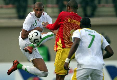 暖心，赫伊森和居莱尔赛前列队时把外套脱给球童以抵御寒冷（暖心一幕：赫伊森与居莱尔赛前将外套递给球童御寒）